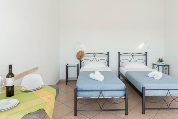 På bildet vises objektet Aegean Blue Santorini Perivolos 1 som ligger i byen Perivolos.