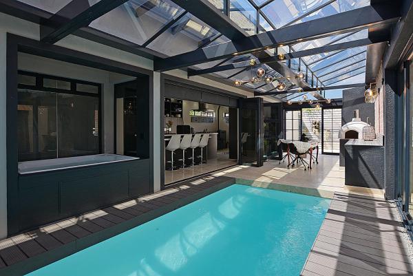 Auf dem Foto ist das Objekt Crown Comfort - Affordable luxury - Private Heated Pool & Hot Tub Under Roof in der Stadt Edgemead zu sehen.