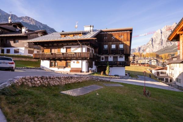 På billedet ses objektet Silent Peaks - Cortina's Wooden Haven with Parking beliggende i byen Pocol.