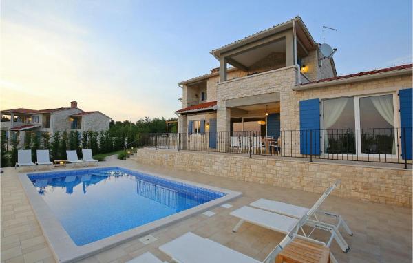 A la foto es mostra l'objecte Villa Babudri situat a la ciutat de Poreč.