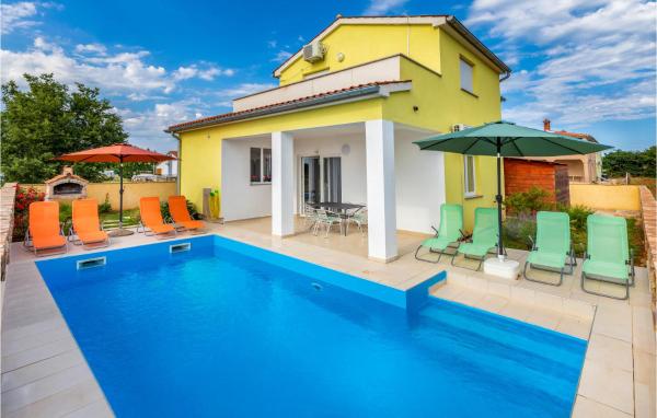 Four-bedroom Holiday Home In Valbandon - Peroj