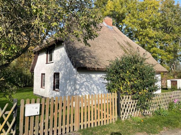 Na fotografii je vidět objekt Ferienhaus mit Reetdach nacházející se ve městě Waase.
