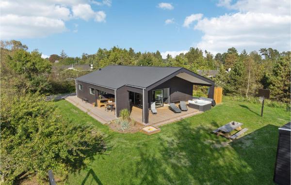 A la foto es mostra l'objecte Awesome Home In Sæby With Sauna situat a la ciutat de Sæby.