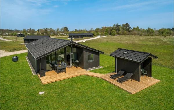 På billedet ses objektet Amazing Home In Grenaa With Wifi beliggende i byen Brøndstrup.