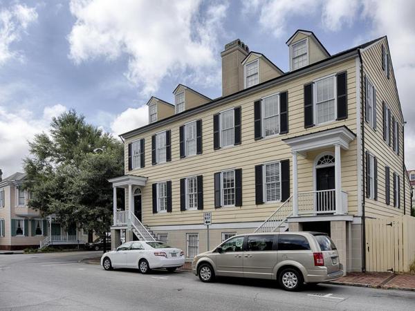 321 E Congress Garden - Savannah, GA