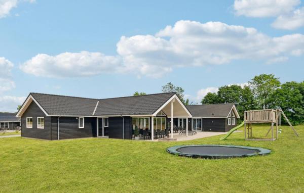 På billedet ses objektet Gorgeous Home In Grenaa With Sauna beliggende i byen Grenå.