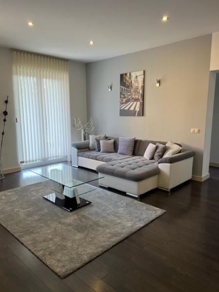 A la foto es mostra l'objecte Monika's Apartman situat a la ciutat de Érd.