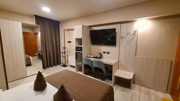 写真にはLeno市にあるHotel Lenotelが写っています。