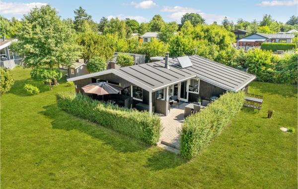 Na fotografii je vidět objekt 3 Bedroom Beautiful Home In Ebeltoft nacházející se ve městě Ebeltoft.