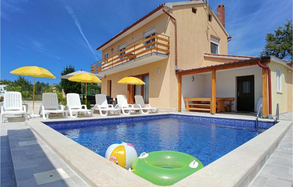 Στη φωτογραφία φαίνεται το αντικείμενο 3 Bedroom Beautiful Home In Muntic που βρίσκεται στην πόλη Muntić.