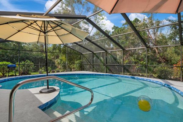 Na zdjęciu widoczny jest obiekt Tropic House! Spacious private tropical oasis with heated pool! położony w mieście Bradenton.
