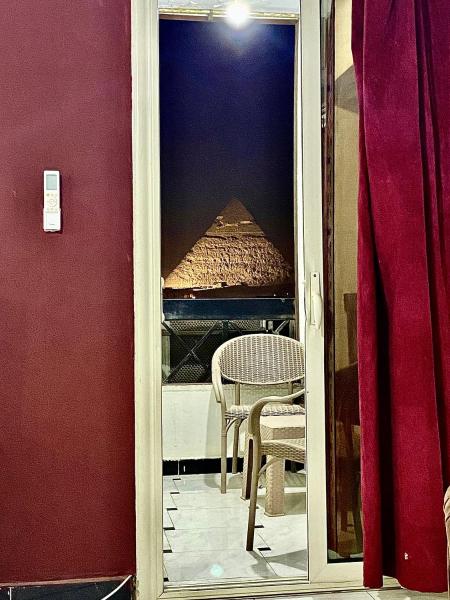 Nella foto è visibile l'oggetto king ramses pyramids view apartment situato nella città di Il Cairo.