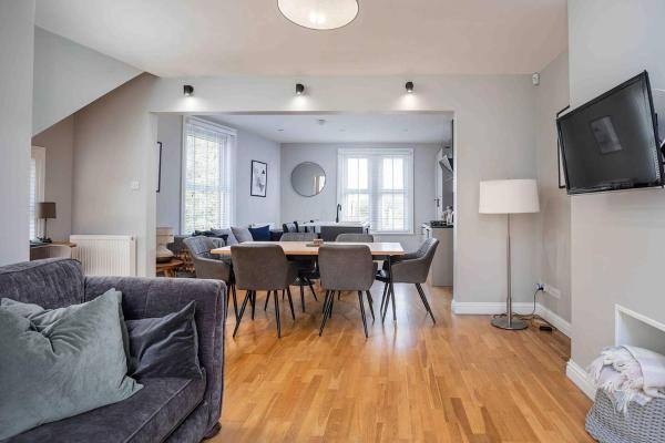 Bilde 2: Stylish & Spacious 3 Bed Apartment with Parking