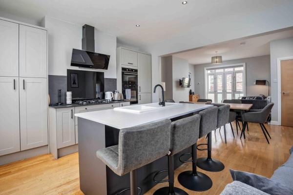 Bilde 1: Stylish & Spacious 3 Bed Apartment with Parking