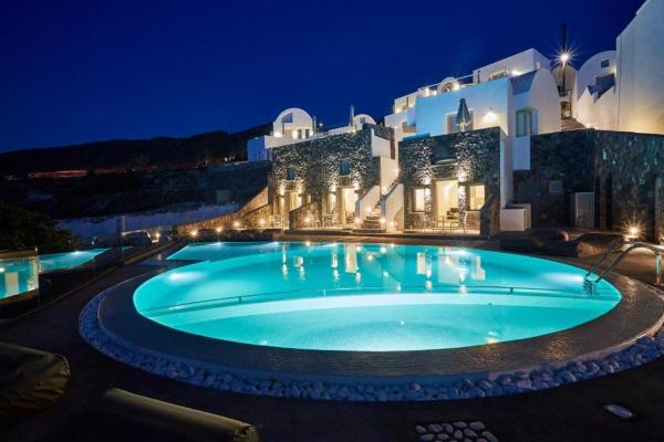 Na foto é possível ver o objeto Anchor Suites localizado na cidade de Oia.