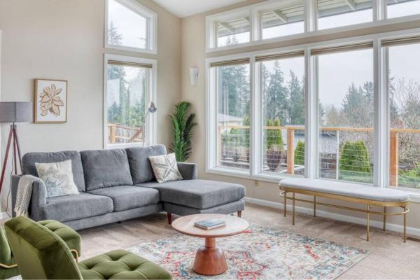 На фото показан объект Lake View Relaxing Bellevue Home, расположенный в городе Белвью.