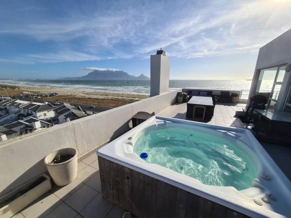 Billede 1: Jacuzzi with 270 views right on beach