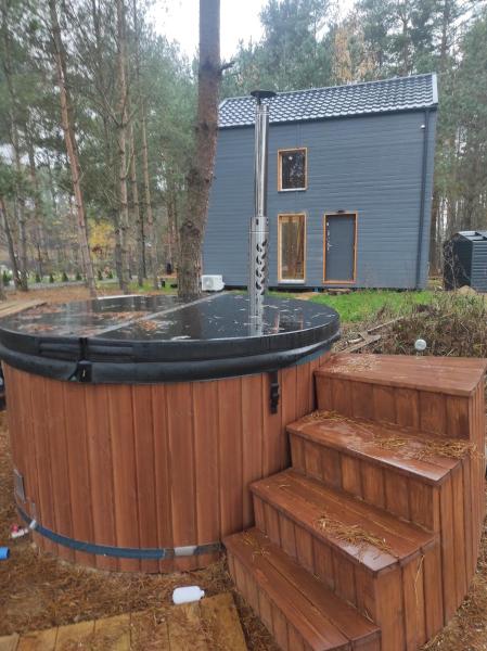 Na zdjęciu widoczny jest obiekt UrszuLove - dom na wyłączność z jacuzzi, blisko jeziora położony w mieście Sierpc.