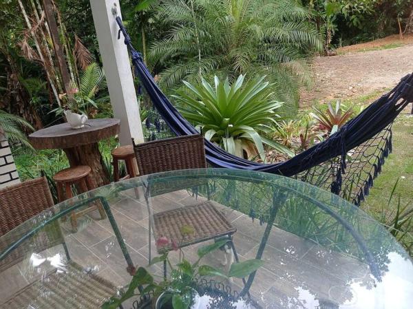 A la foto es mostra l'objecte Kitnet em meio a natureza situat a la ciutat de Parati.