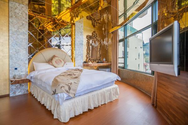 The photo shows the Shuian Lakeside Hotel located in the city of Yuchi.