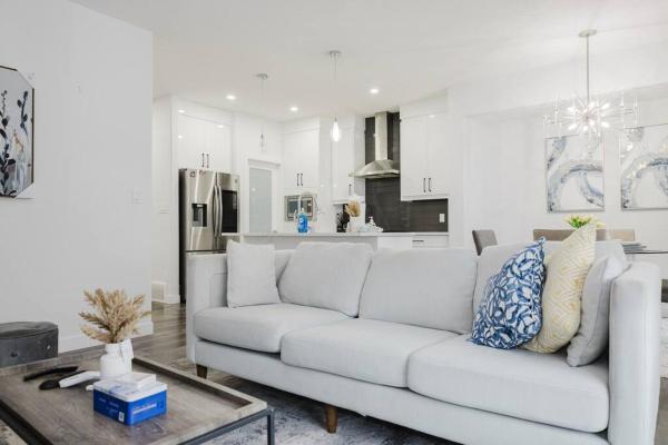 A la foto es mostra l'objecte Executive Modern Family Haven for Short Stays situat a la ciutat de Edmonton.