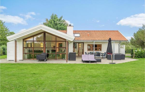 Nella foto è visibile l'oggetto 3 Bedroom Cozy Home In Bogø By situato nella città di Bogø By.