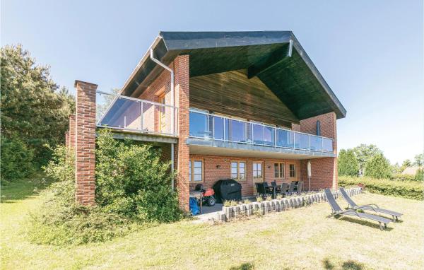 På billedet ses objektet Alpehuset beliggende i byen Allinge.