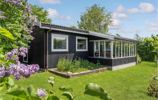 A la foto es mostra l'objecte Stunning Home In Bogø By With Kitchen situat a la ciutat de Bogø By.