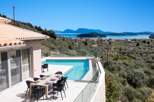 Na zdjęciu widoczny jest obiekt Villa Angelou Nidri by Villa Plus położony w mieście Nydri.