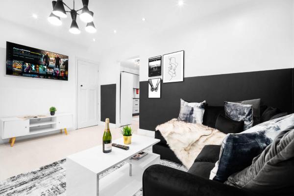 Elegant Three-Bedroom Home - 6 Beds - Private Garden - Street Parking 12O, Birmingham