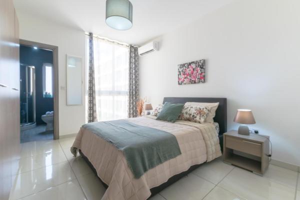 A la foto es mostra l'objecte Modern and Spacious Apartment Close to The Sea situat a la ciutat de Buġibba.