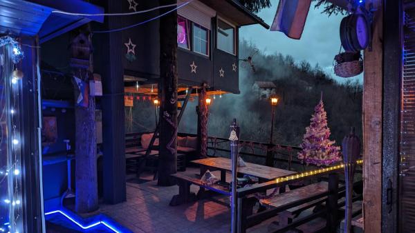 På billedet ses objektet tree house beliggende i byen Visoko.