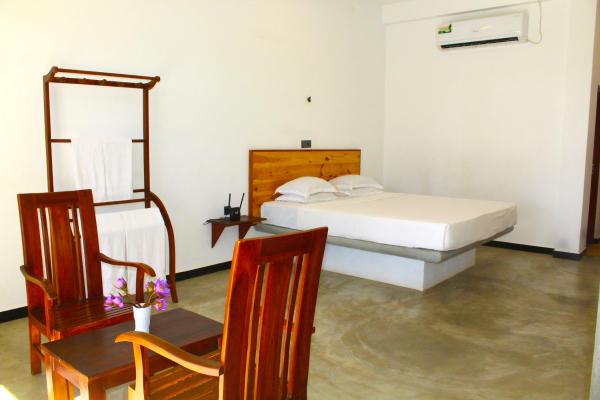 På billedet ses objektet CPS Lihini Beach Hotel beliggende i byen Induruwa.