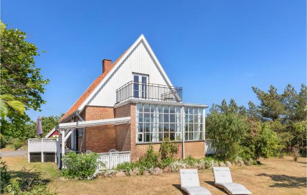 Na fotografii je vidět objekt Amazing Home In Nexø With Wifi nacházející se ve městě Neksø.