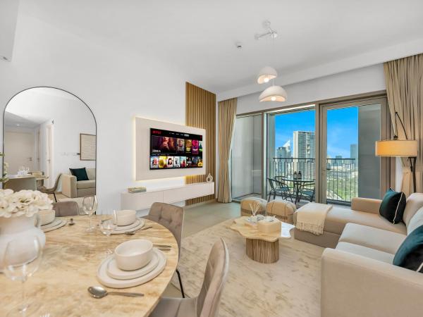 A la foto es mostra l'objecte Blissful Stays - Luxury Two Bedroom Apartment at Downtown Views II- 5 min walk to Dubai Mall, Burj Khalifa with Infinity Pool situat a la ciutat de Dubai.