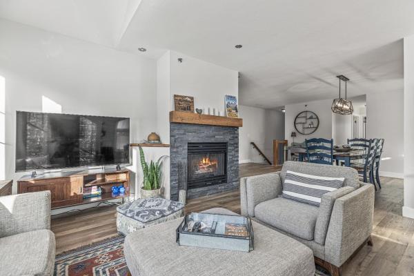 På billedet ses objektet Spectacular Rocky Mountain Views 3BD beliggende i byen Canmore.