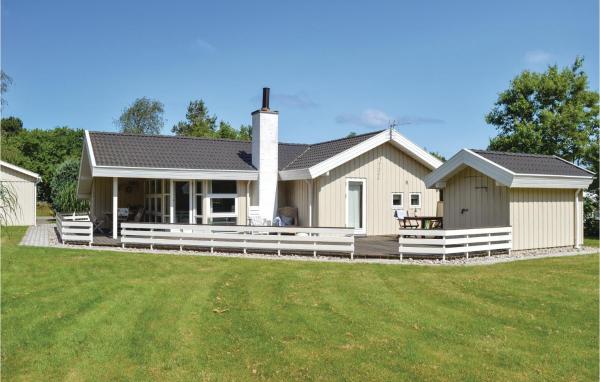 A la foto es mostra l'objecte Three-Bedroom Holiday Home With A Fireplace In Melby situat a la ciutat de Melby.