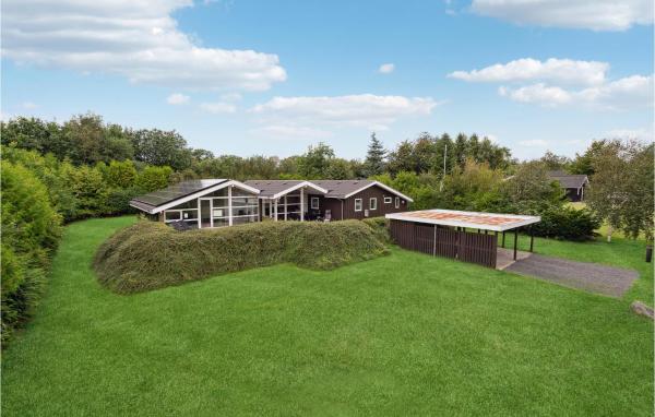 Na fotografii je vidět objekt Cozy Home In Farsø With Sauna nacházející se ve městě Farsø.