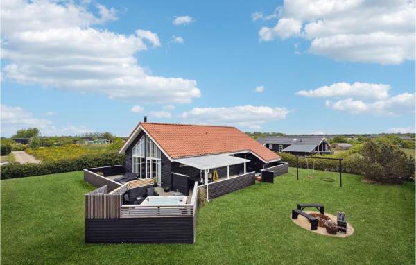 Nella foto è visibile l'oggetto Holiday Home Jordbærvej Tarm Iv situato nella città di Hemmet.