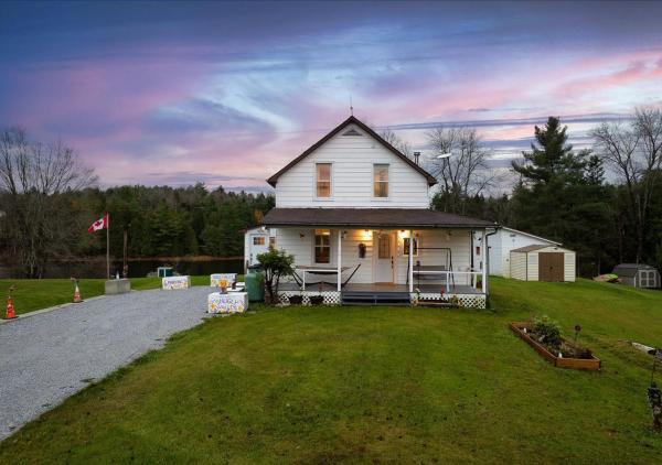 Nella foto è visibile l'oggetto Snugly Valley -Waterfront at Ompah, North Frontenac, Ontario near Bon Echo situato nella città di Ompah.