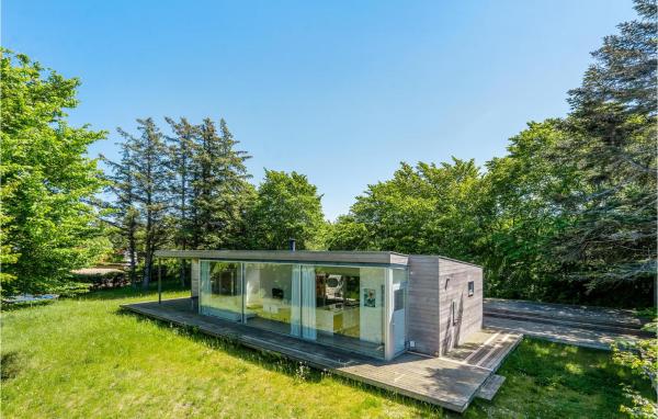 Auf dem Foto ist das Objekt Three-Bedroom Holiday Home In Dronningmolle in der Stadt Dronningmølle zu sehen.
