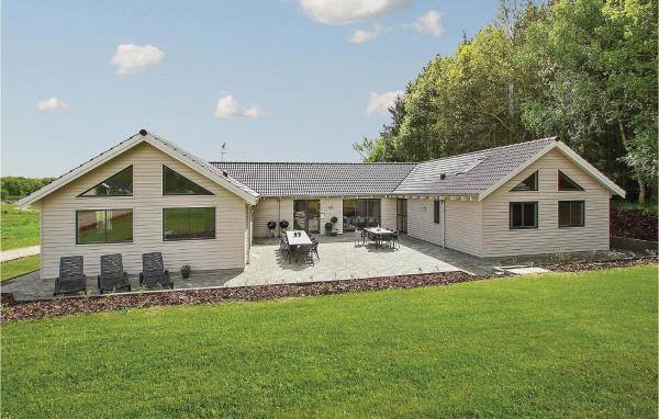 Nice Home In Glesborg With Kitchen