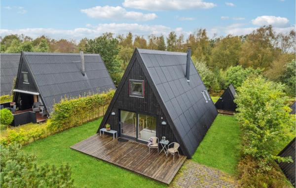 A la foto es mostra l'objecte Gorgeous Home In Farsø With Kitchen situat a la ciutat de Farsø.