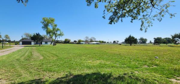 Na zdjęciu widoczny jest obiekt Modern 10 Acre Horse Ranch-Walk to Lake Ray Robert położony w mieście Pilot Point.