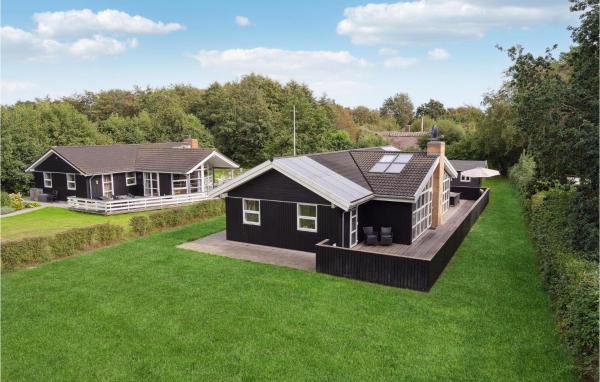A la foto es mostra l'objecte Cozy Home In Humble With Sauna situat a la ciutat de Humble.