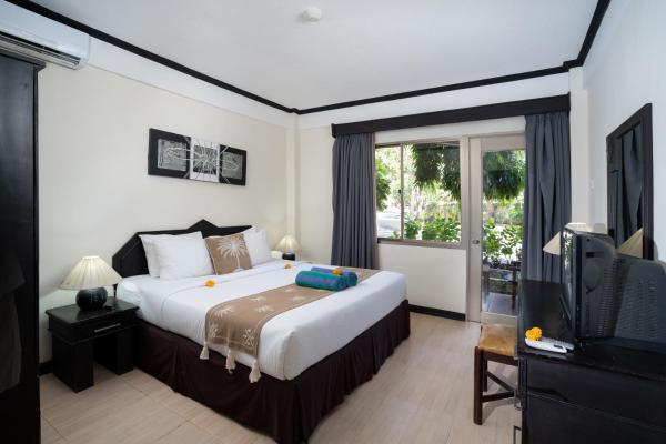 Beach Apartment inside Resort Walking Distance to the beach, Seminyak