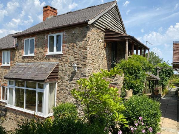 A la foto es mostra l'objecte Curlew Cottage situat a la ciutat de Bromlow.