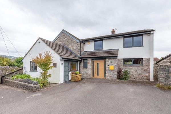 Auf dem Foto ist das Objekt Spacious House in the Heart of Cheddar in der Stadt Cheddar zu sehen.