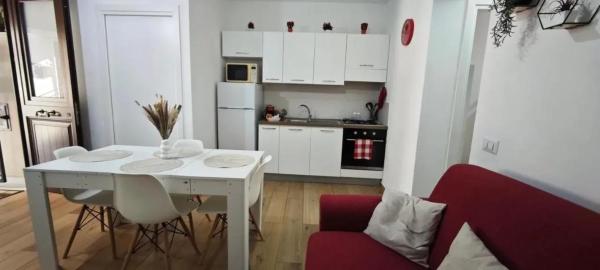A la foto es mostra l'objecte Cozy Apartment with Stunning Mountain Views situat a la ciutat de Lascari.