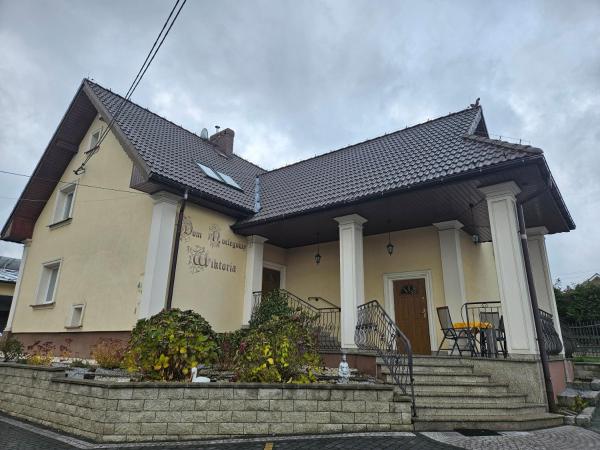 På bildet vises objektet Dom Noclegowy Wiktoria som ligger i byen Mszana.